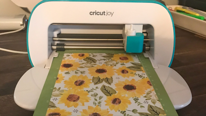 Cricut Joy cutting the paper banner for Thanksgiving 