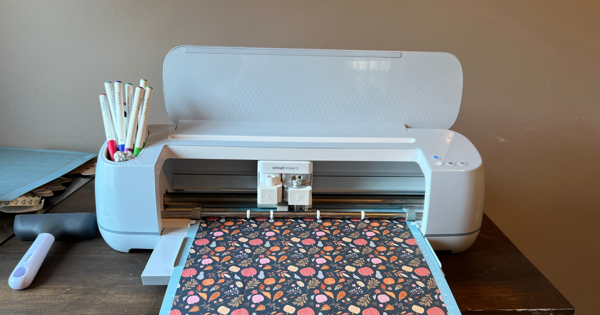 Cricut Maker 3 Cutting the paper fro the Thanksgiving Card